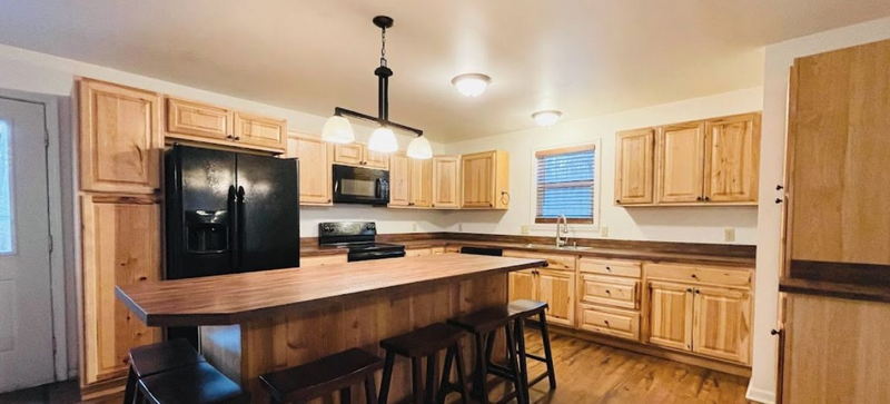 Inland Lakes Motel (Johnson Motel) - Web Listing (newer photo)